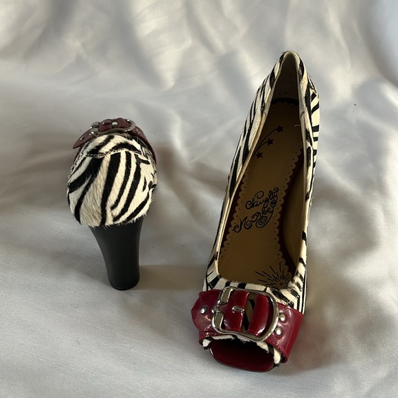 Naughty Monkey white and black zebra peep toe heels pumps with red patent Sz 8.5 - Picture 5 of 7